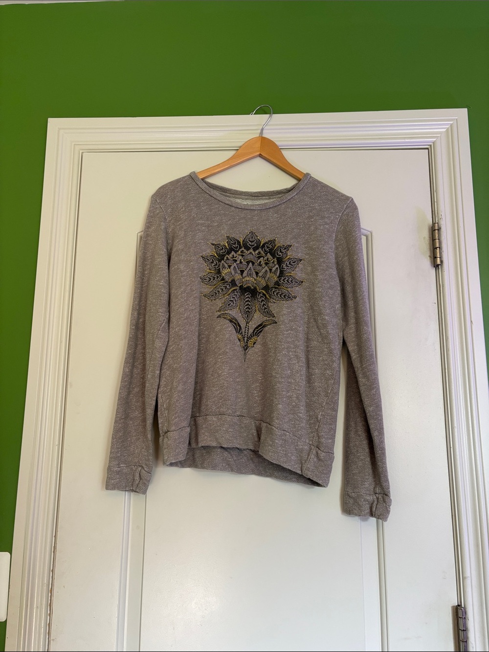 Lucky Lotus Women’s Medium Gray Long-Sleeve Printed Sweatshirt Top